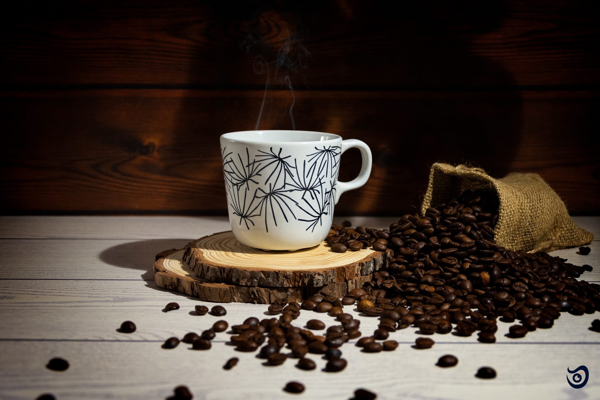 Fotografía de producto en Madrid. Sesión fotográfica de producto a una taza de café rodeada de grano