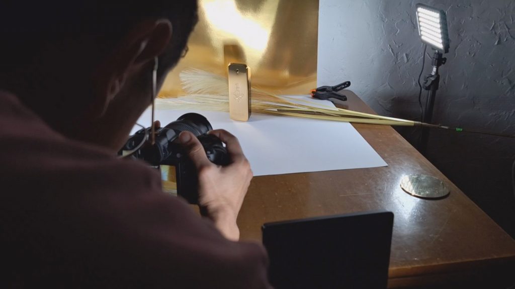 preparación de set fotográfico para fotografía de producto