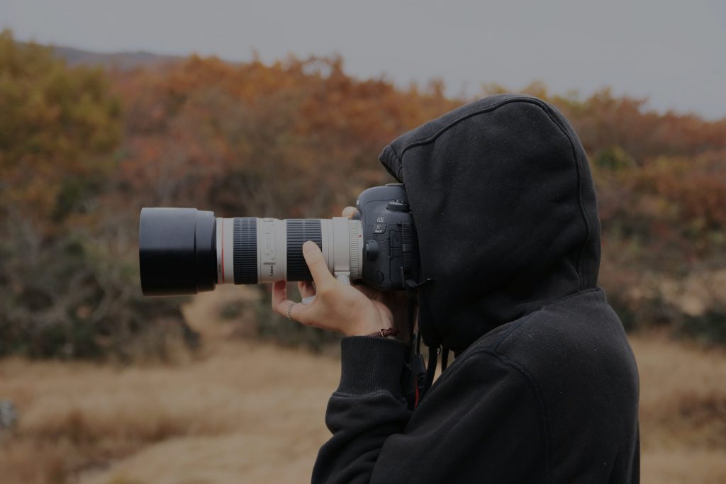 Fotografía de modelos en otoño. Fotógrafo con cámara en el campo