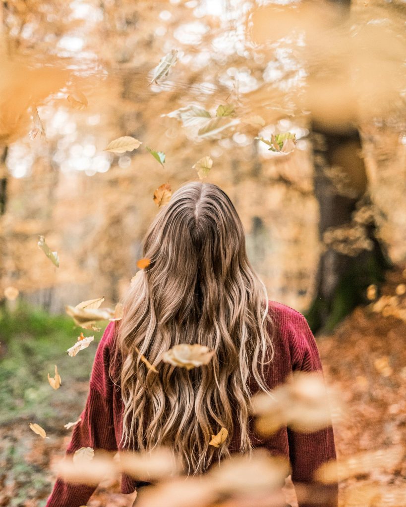 Fotografía de modelos en otoño. Modelo en el campo