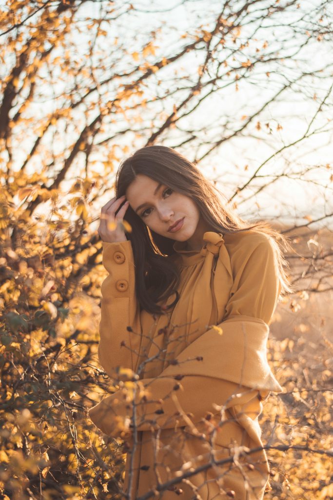 Fotografía de modelos en otoño. Modelo en el campo