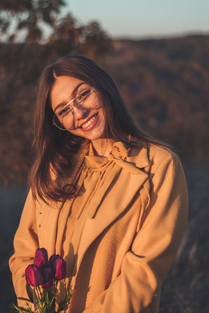 Fotografía de modelos en otoño. Modelo en el campo