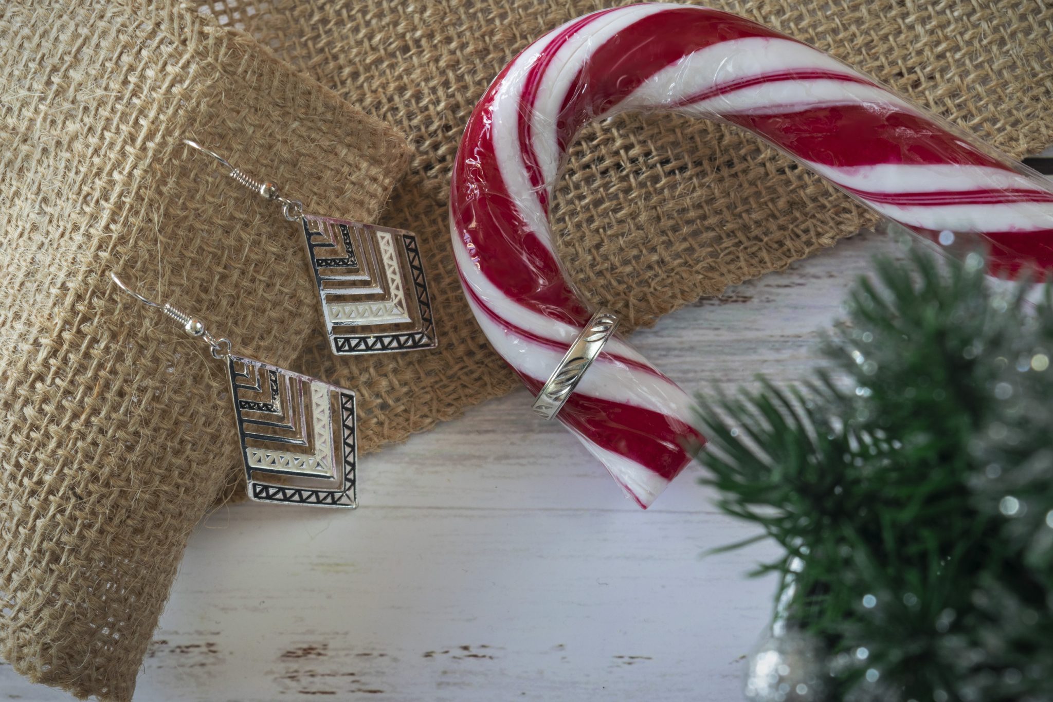 Fotografía de producto en Madrid. Sesión fotográfica de producto a unos pendientes y un anillo con fondo navideño