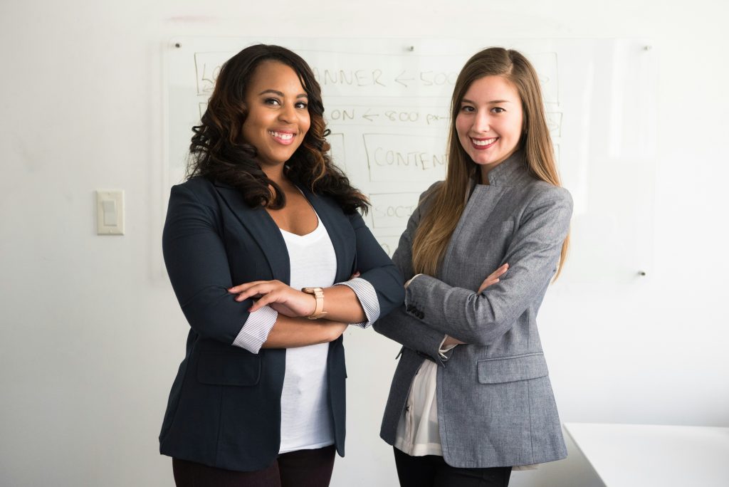 imagen de marca de dos mujeres trabajadoras