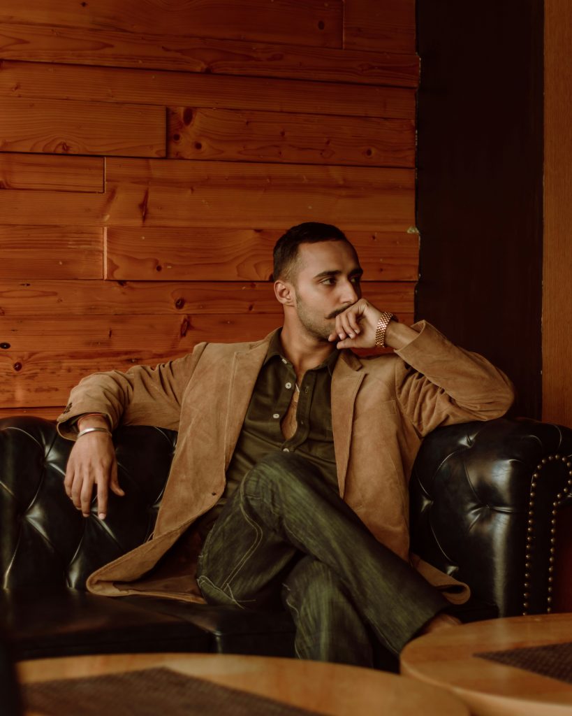 imagen de marca de un hombre en un sillón