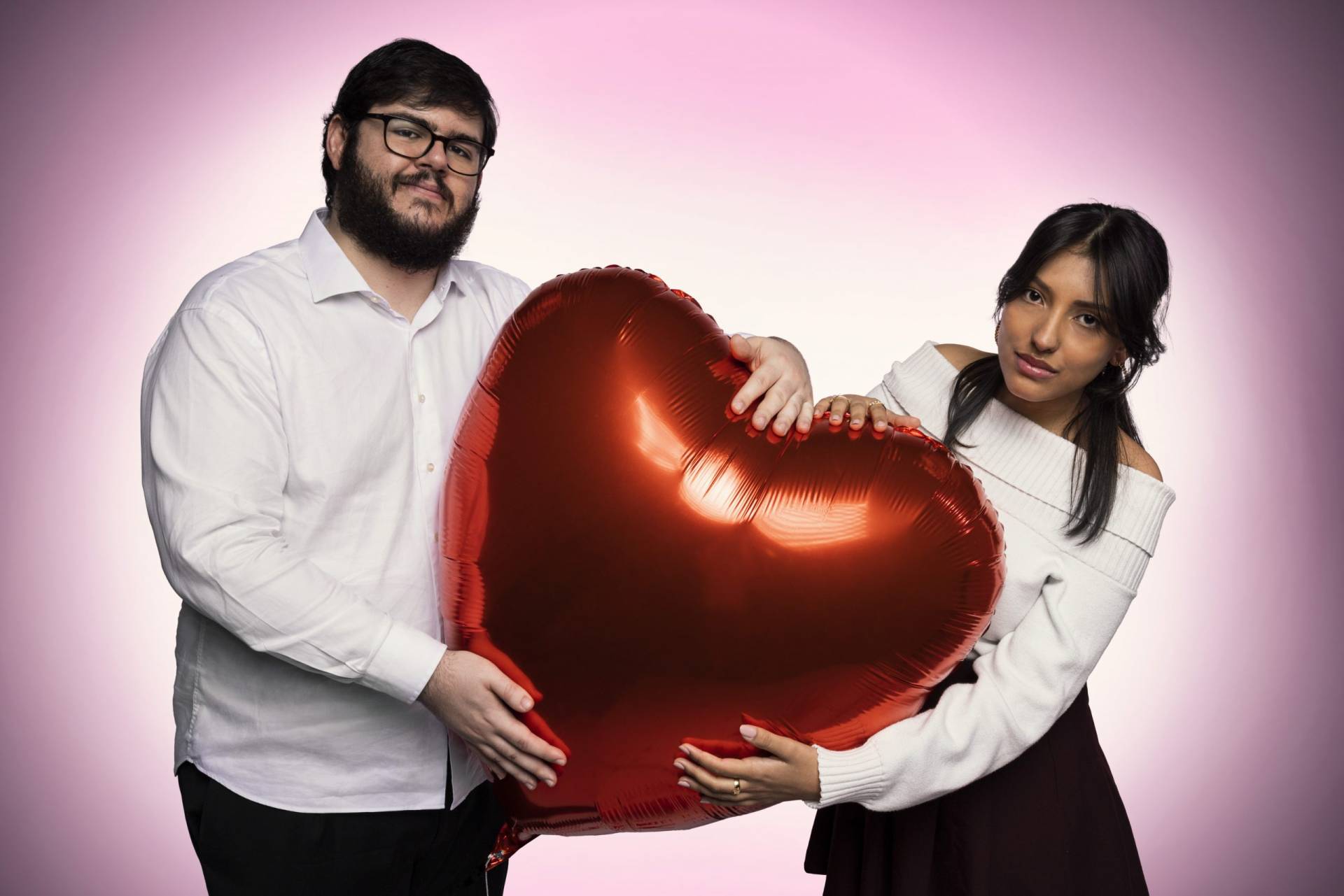 Fotografía de producto taza de café con hojas y granos esparcidos por la mesa